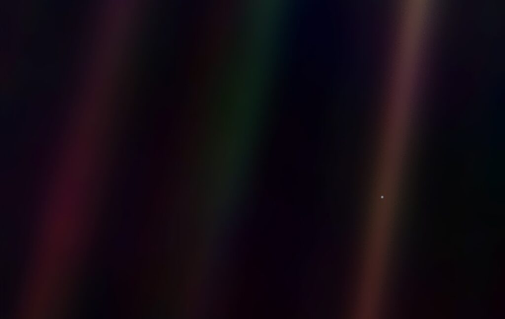 Imagen tomada por la nave espacial Voyager que nos muestra el gran avance en la ciencia y la tecnología para mostrarnos lo insignificantes que somos en el universo. La imagen se titula "Pale Blue Dot"
