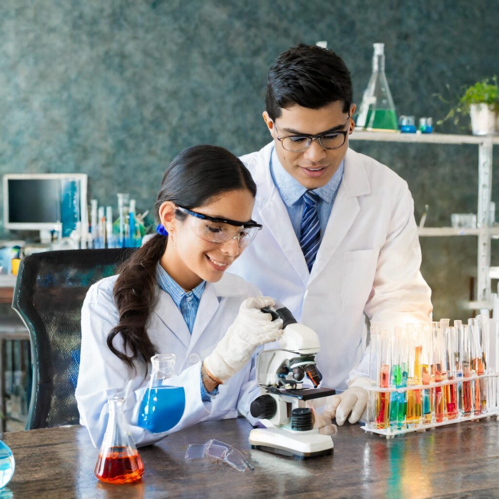 Científicos trabajando en un laboratorio.