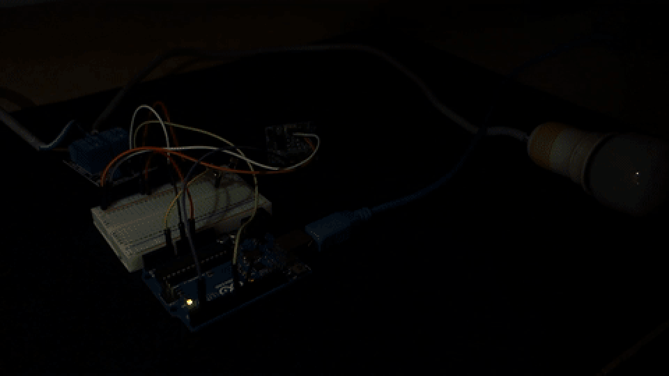 Imagen animada de un proyecto con Arduino que tiene un sensor de movimiento que enciende una luz.