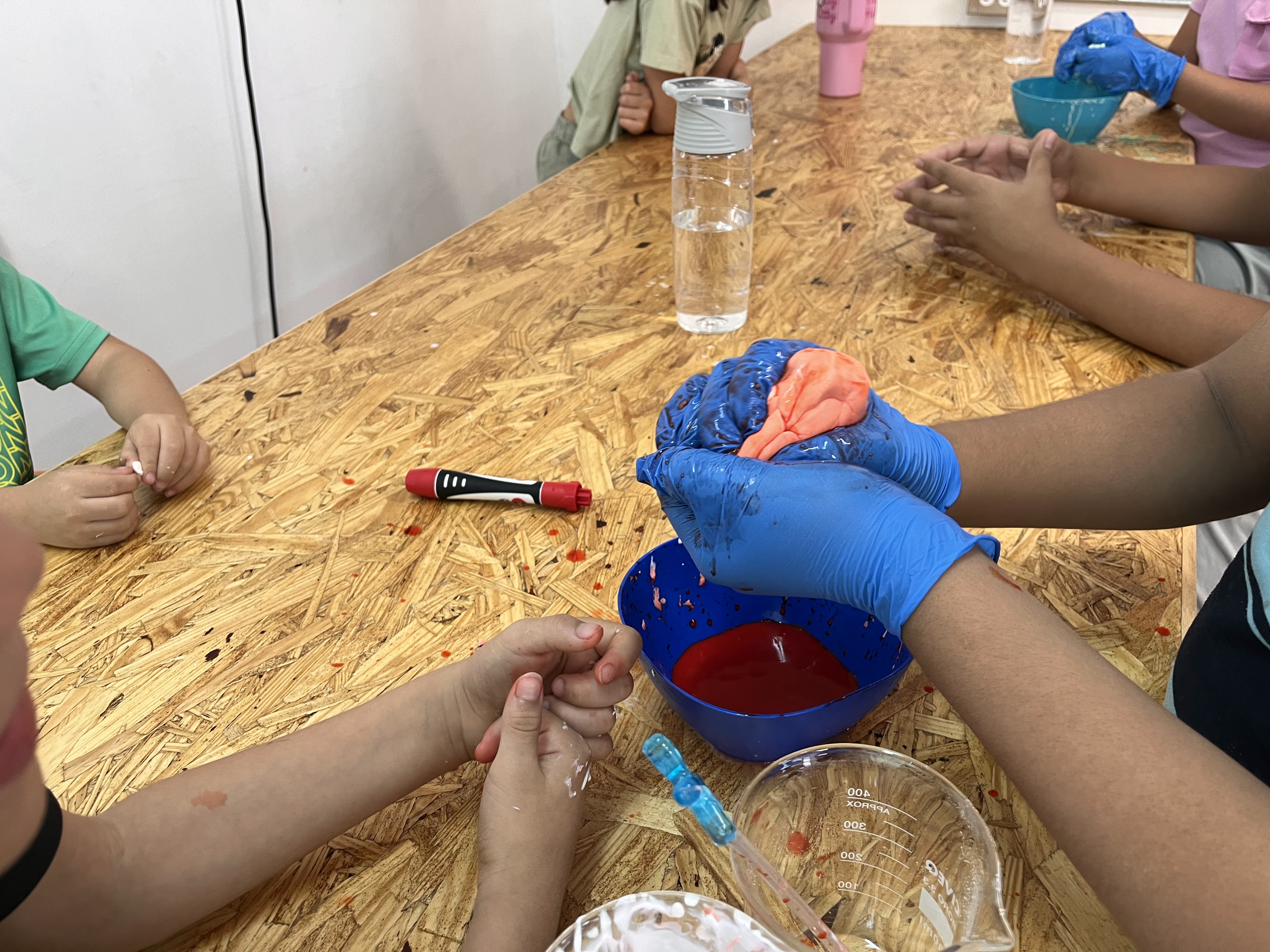 Experimentos científicos en el Laboratorio Dimex.