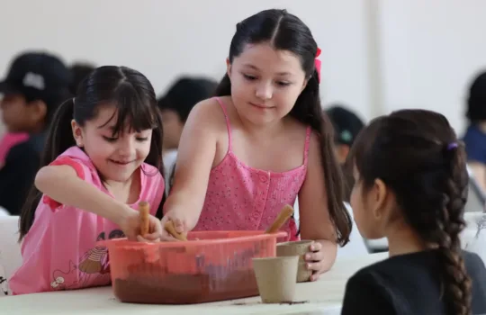 Niñas realizando un experimento de botánica.