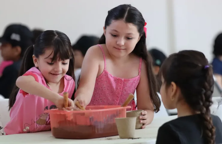 Niñas realizando un experimento de botánica.