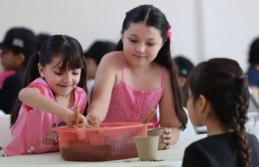 Niñas realizando un experimento de botánica.