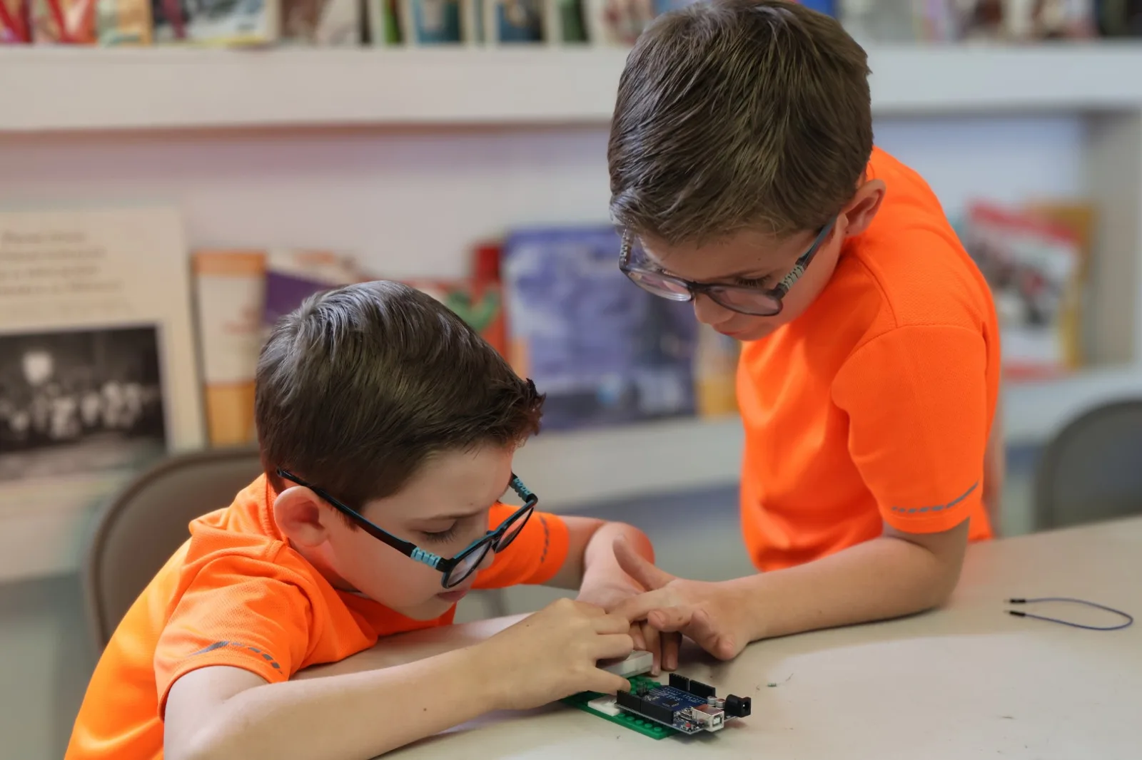 Niños con experimento en electrónica parte de un programa STEAM realizado, en parte, gracias a tus donativos.
