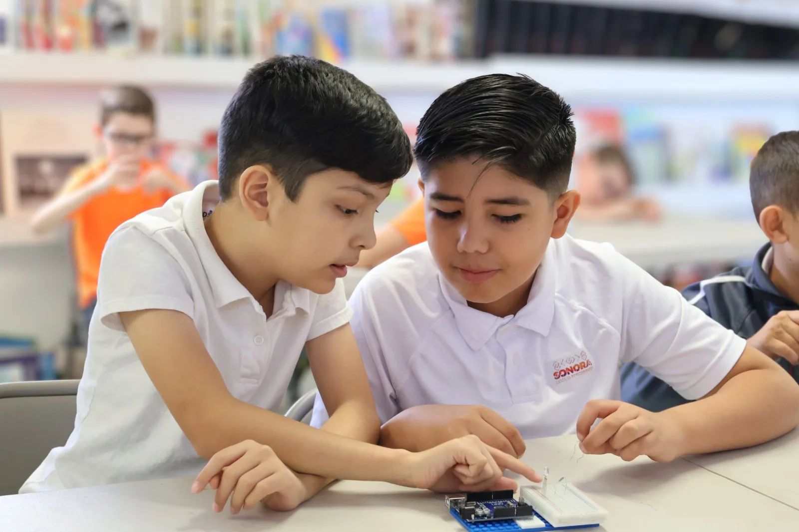 Niños con experimento en electrónica parte de un programa STEAM realizado, en parte, gracias a tus donativos.