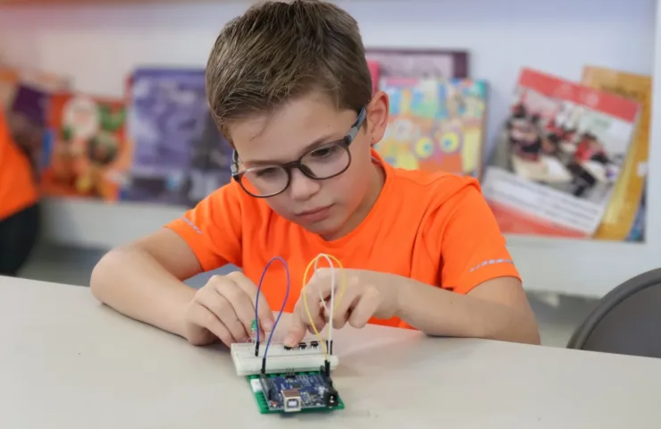 Niño con experimento en electrónica parte de un programa STEAM realizado, en parte, gracias a tus donativos.