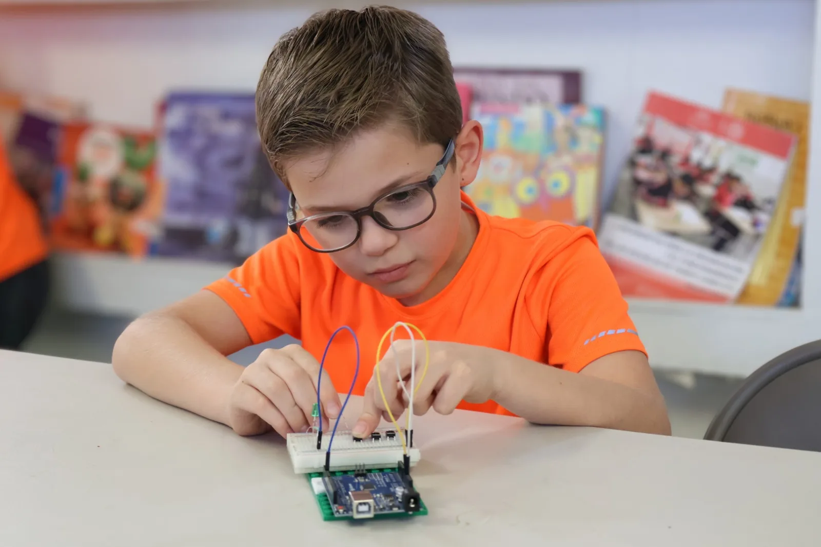 Niño con experimento en electrónica parte de un programa STEAM realizado, en parte, gracias a tus donativos.