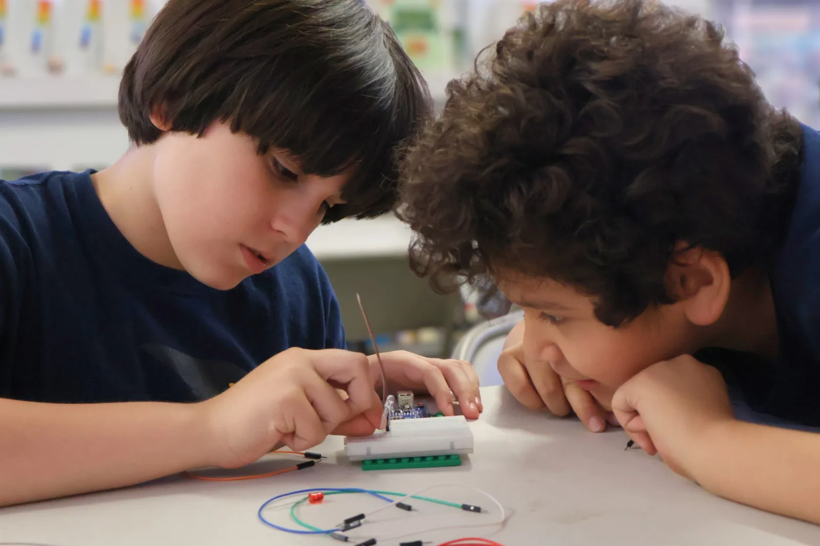 Niños con experimento en electrónica parte de un programa STEAM realizado, en parte, gracias a tus donativos.
