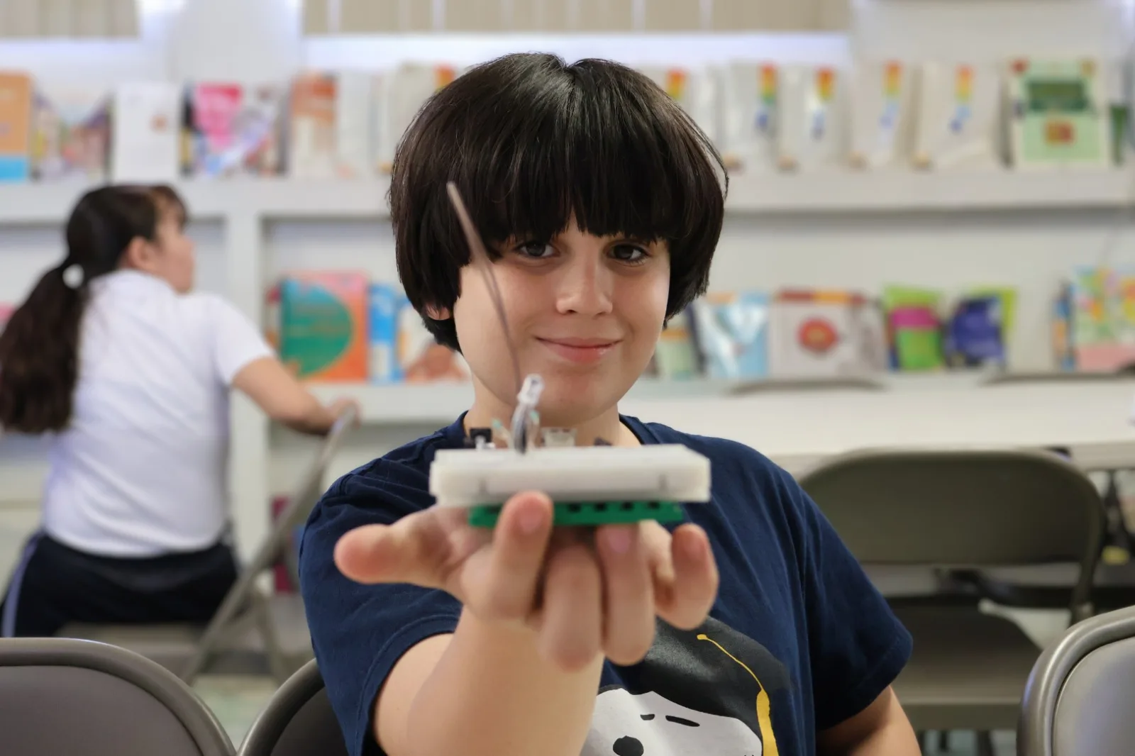 Niño con experimento en electrónica parte de un programa STEAM realizado, en parte, gracias a tus donativos.