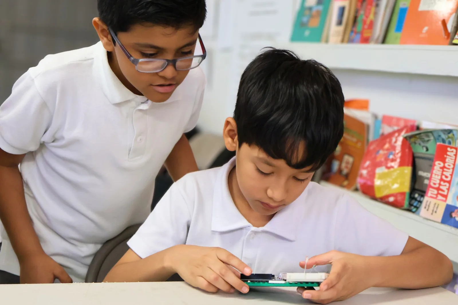 Niños con experimento en electrónica parte de un programa STEAM realizado, en parte, gracias a tus donativos.