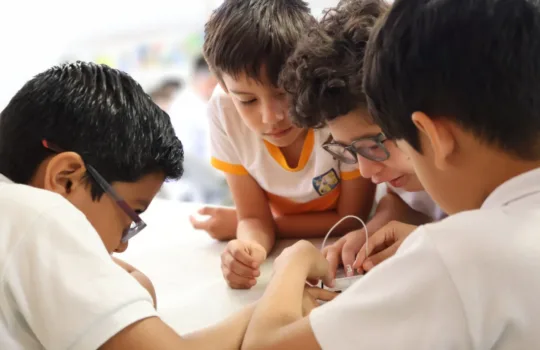 Niños con experimento en electrónica parte de un programa STEAM realizado, en parte, gracias a tus donativos.