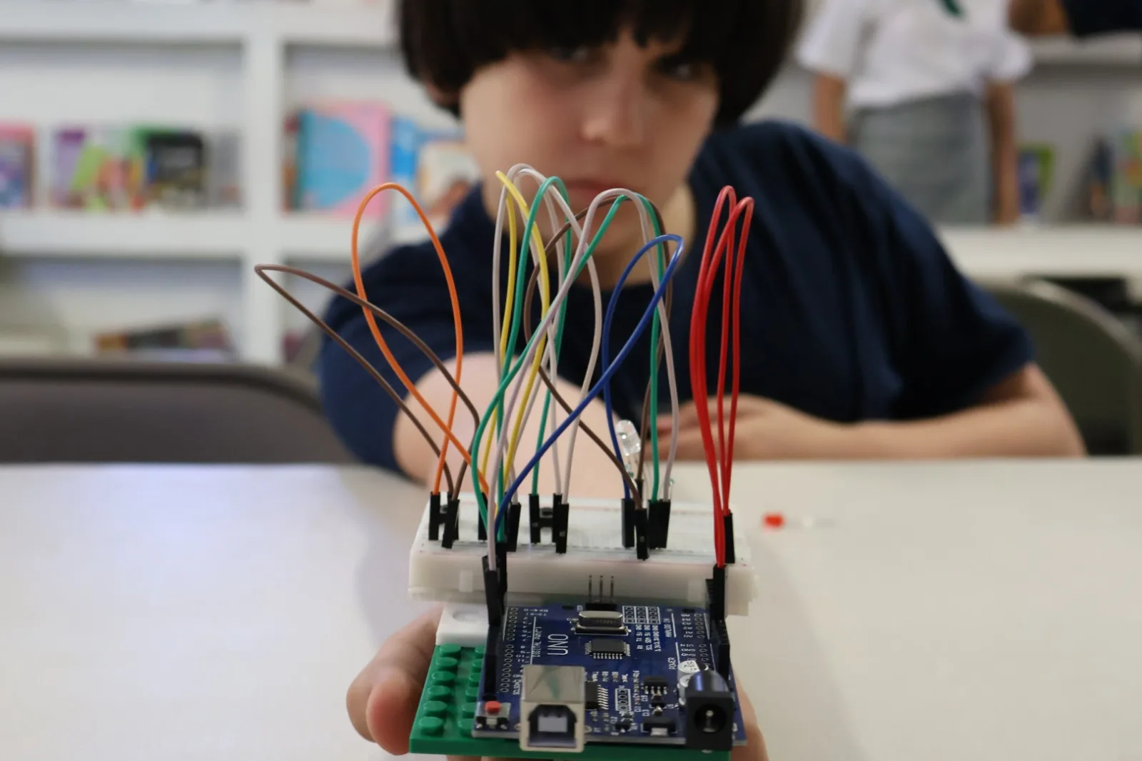 Niño con experimento en electrónica parte de un programa STEAM realizado, en parte, gracias a tus donativos.