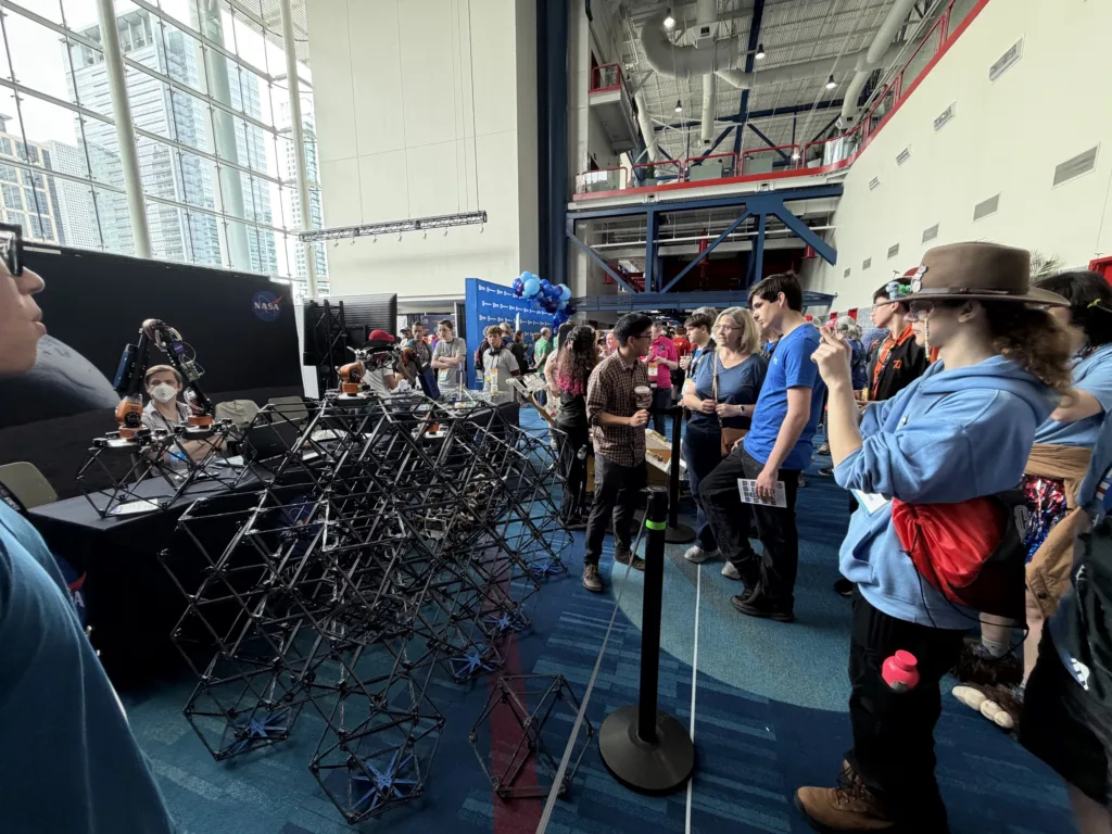 Estudiantes de preparatoria exploran las tecnologías robóticas de NASA en el Campeonato Mundial FIRST Robotics 2026 (Houston, mayo 2026) — el mismo tipo de proyectos y retos que se pueden construir durante el Stardance Challenge. Crédito: NASA.