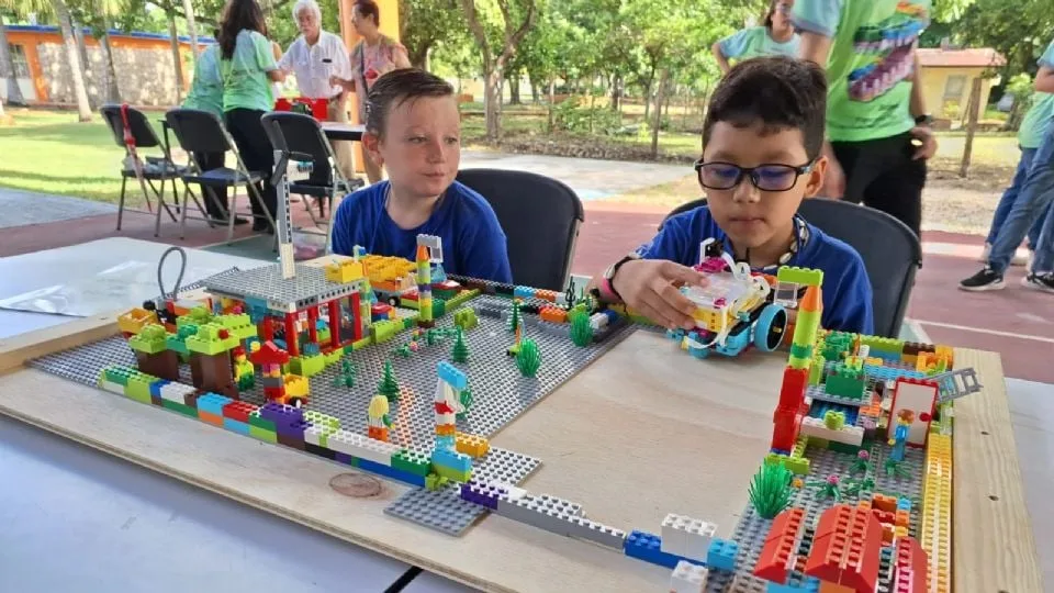 Niños participando en una competencia de robótica educativa.