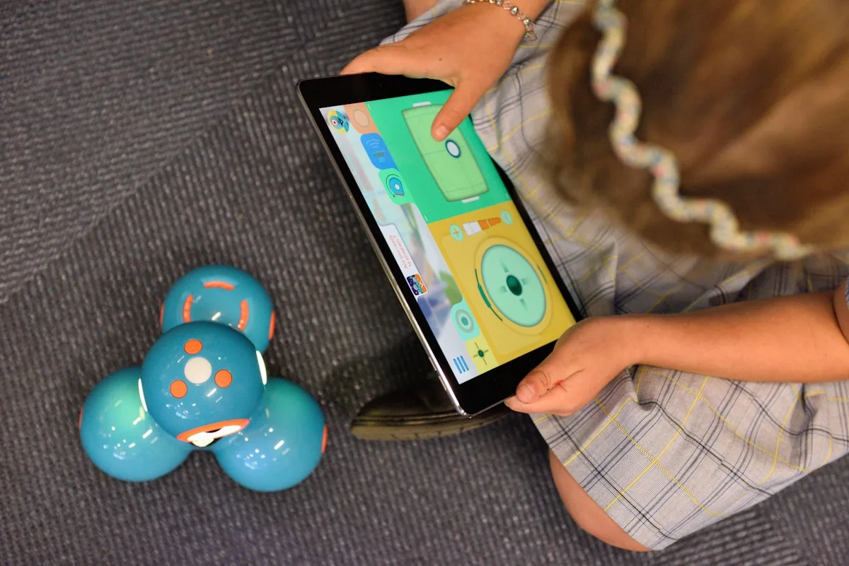 Invertir en educación STEAM para niñas es una de las formas más directas de cumplir el pilar de desarrollo comunitario del Distintivo ESR. Foto: stem.T4L / Unsplash.